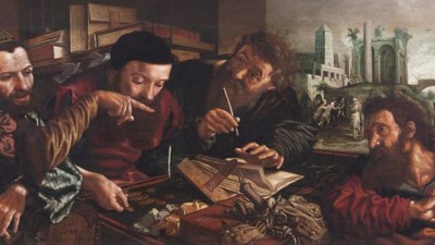 Fire mænd sidder sammen og arbejder med papirer og skriveværktøjer.