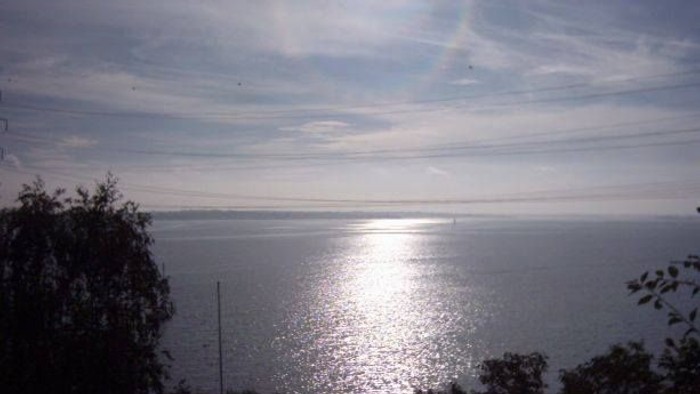 En skøn udsigt over havet med solskin på vandet