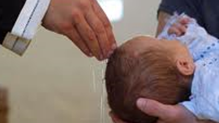 En baby bliver undersøgt med et medicinsk apparat.