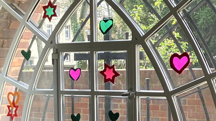 Buntes Fenster mit Herz- und Stern-Aufklebern