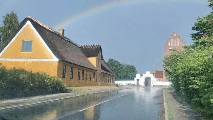 Regnbue over Gl. Skole og Kildebrønde Kirke