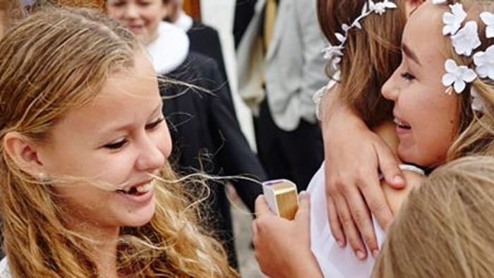 To drenge i festlige klammeri, en med blomster i håret.