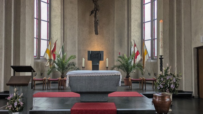 Altar der Kirche Mariae Namen Hanau zur Osterzeit