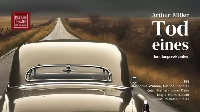 Plakat für das Theaterstück 'Tod eines Handlungsreisenden' von Arthur Miller mit einem alten Auto auf einer langen Landstraße unter bewölktem Himmel