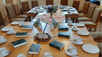 Ein Tisch mit Geschirr, Büchern und einer Torte