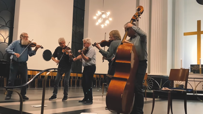 Folkemusikensemblet Rasmus Storm spiller i Skt. Lukas Kirke