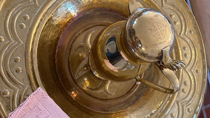 Gul belysning med lyspære og papir.