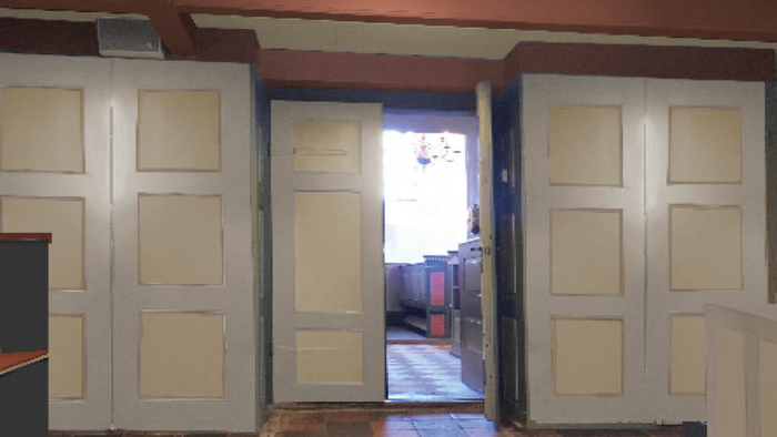 Dør åbner sig og afslører udendørs terrasse med bord og stole.