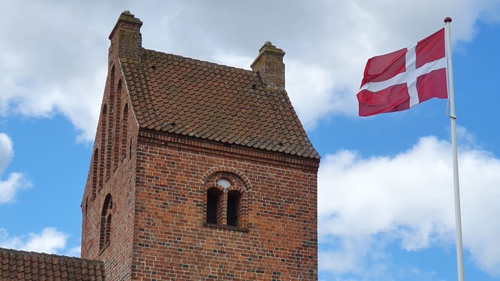 Tårn med flag i blåt himmel