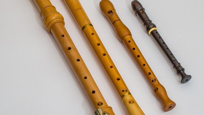 Vier Oboen verschiedener Größe und Farbe auf weißem Hintergrund