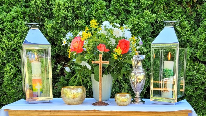 Geschmückter Altar und Taufschale im Garten von St. Johannis