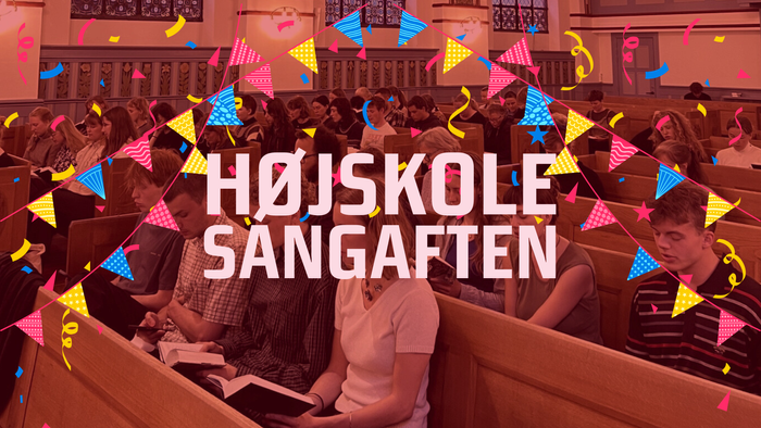 En kirkefuld med børn og voksne under en højskole sangaften.