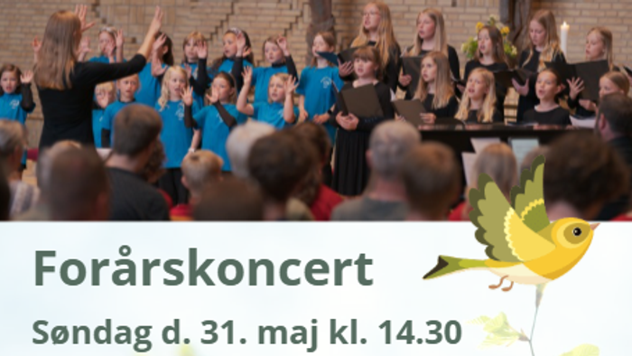 En gruppe børn synger på en scene under et forårskoncert.