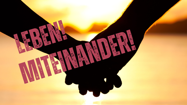 Händchenhalten im Gegenlicht des Sonnenuntergangs. Text: Leben! Miteinander!