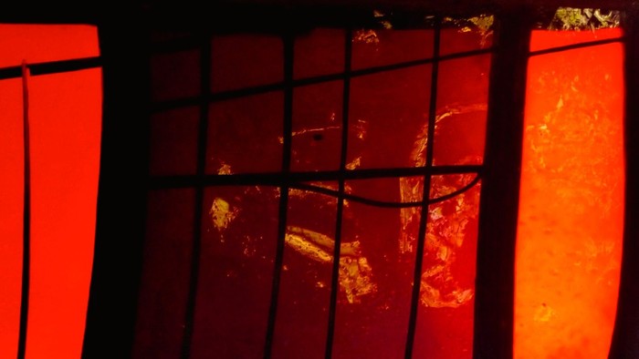 Bunte Glasfenster mit roten und orangen Farbtönen