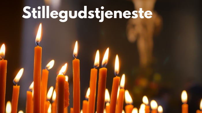 En rekke lysende stearinkerler i en kirke