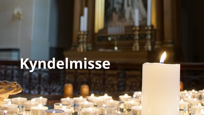 Kyndelmisse-ritual i kirken med lysede lygter og statuer