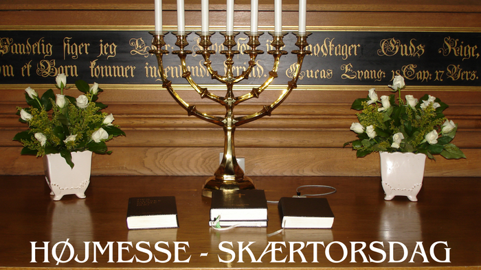 En høymesse-skærtorsdag-udstilling med blomster og lysestage