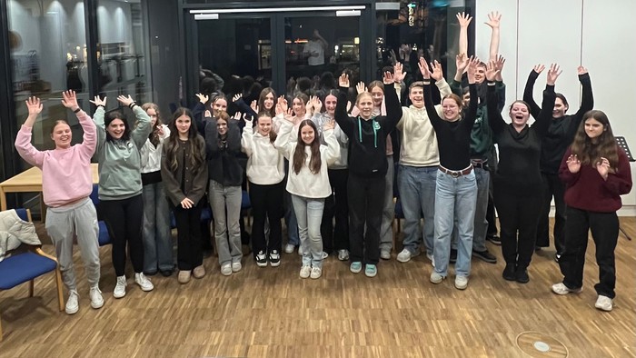 Eine Gruppe von Menschen feiert in einem Raum