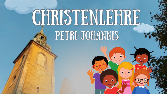 Das Bild zeigt eine Gruppe von Kindern vor einer Kirche unter einem blauen Himmel