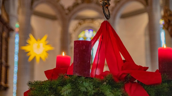 Adventskranz und Stern in der Ev. Kirche Lich.