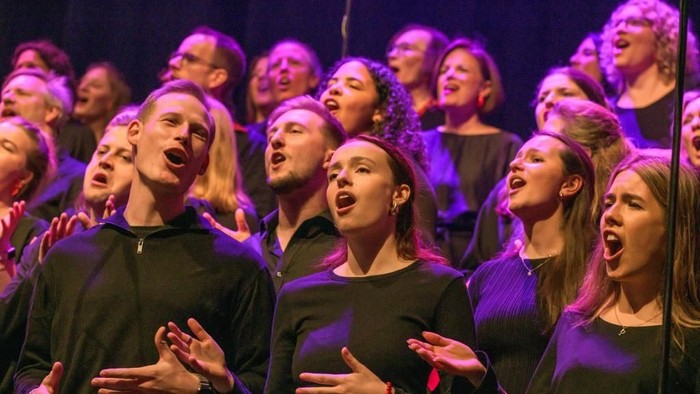 Ein Chor singt auf einer Bühne