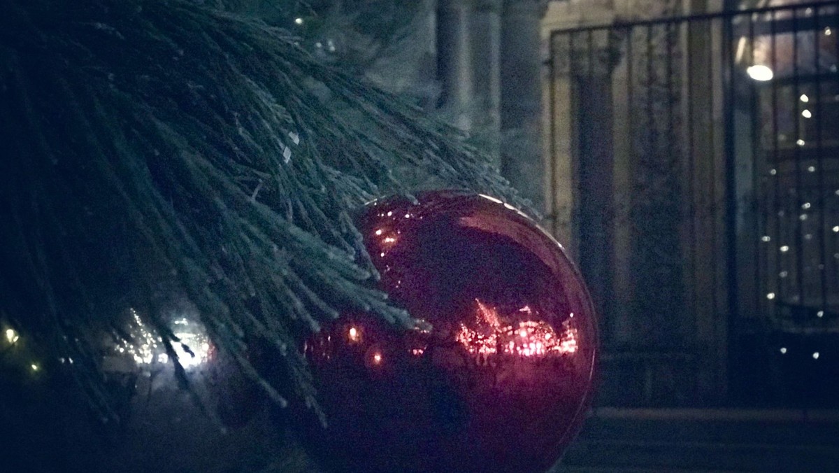 Weihanchtskugel mit Altem Turm Anne Welsh.jpg