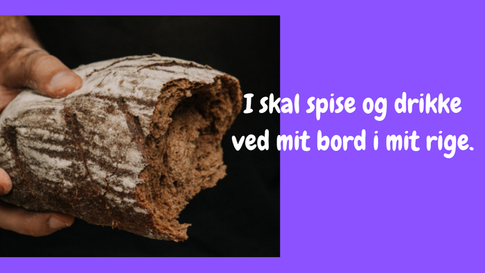 En hånd holder en stykke brød med korn og ris.