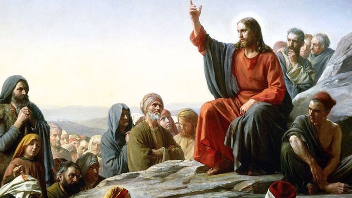 Jesus taler til en folkemængde på et bjerg.