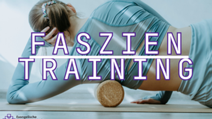 Eine Person führt Faszien-Training mit einem Rollenmassagegerät durch