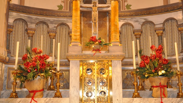 Der Altar in der Kirche ist mit Blumen und Kerzen geschmückt