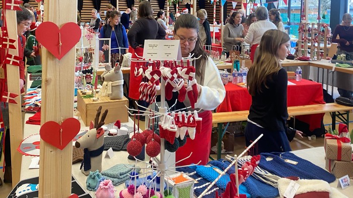 En markedsplads med dansk flag og hjerte-dekorationer.