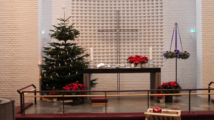 En julestue med juletree, alter og pynt