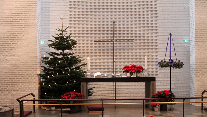 En julestue med juletree, alter og pynt