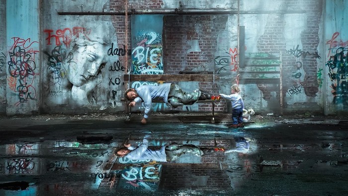 Kinder spielen in einem Raum mit Graffiti und Wasserspiegel.