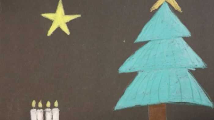 Ein Weihnachtsbaum und eine Kerze vor einem Stern