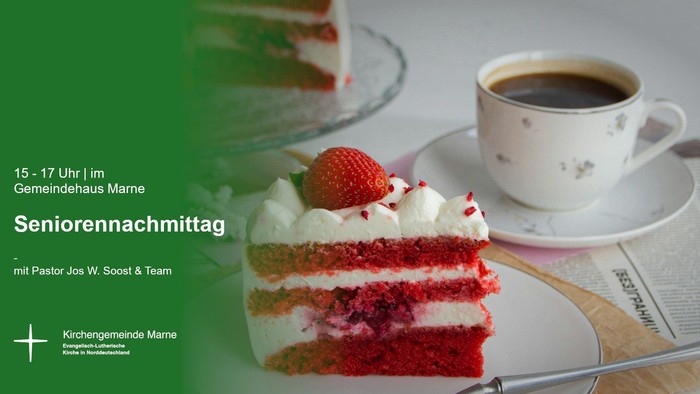 Ein Stück Torte mit Sahne und Erdbeere neben einer Tasse Kaffee
