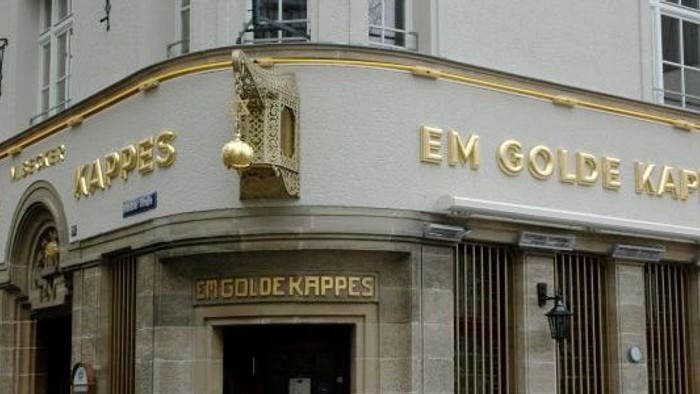 Das Gebäude mit der goldenen Beschriftung "Em Golde Kappes" an der Ecke.