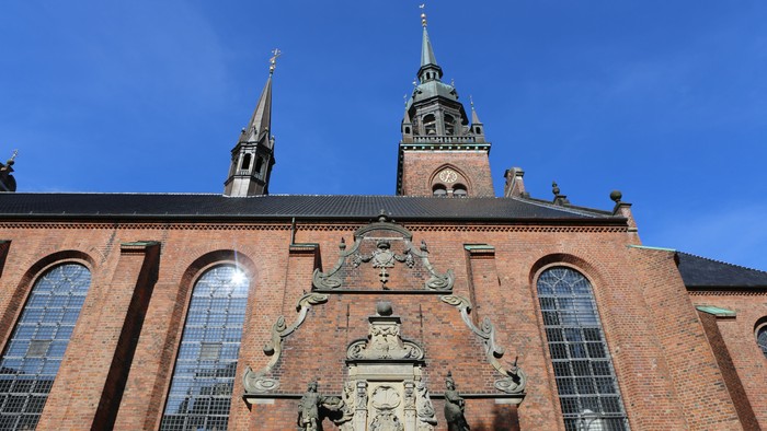 Bygning med to spirer og stor fontæne foran
