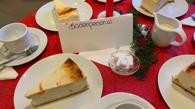 Der Tisch ist mit verschiedenen Kuchenstücken und Tassen gedeckt.