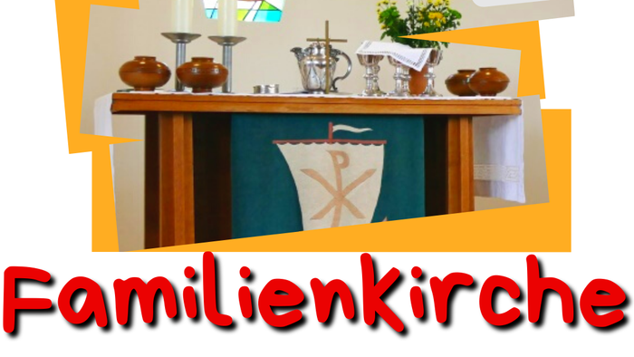 Das Bild zeigt eine Familienkirche mit bunten Fenstern und einem Altar mit Kerzen und Blumen