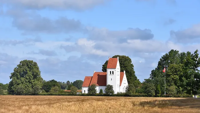 Villingerød Kirke med flag og kornmark