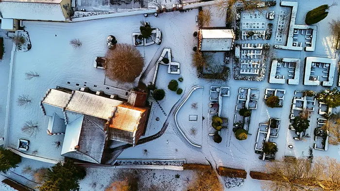 Luftfoto af Esbønderup Kirke dækket med sne