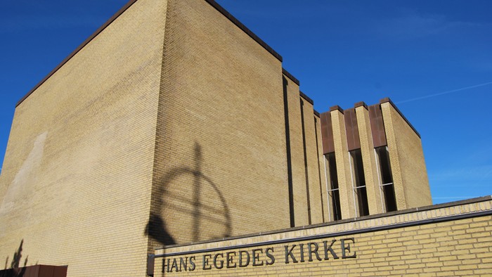 Bygning med skyggen af et hjul og teksten
