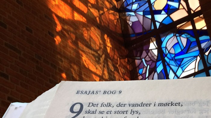 Esajas' Bog 9 med farverige vinduesglas i baggrunden