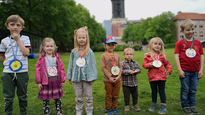 Børn med medaljer på en eng