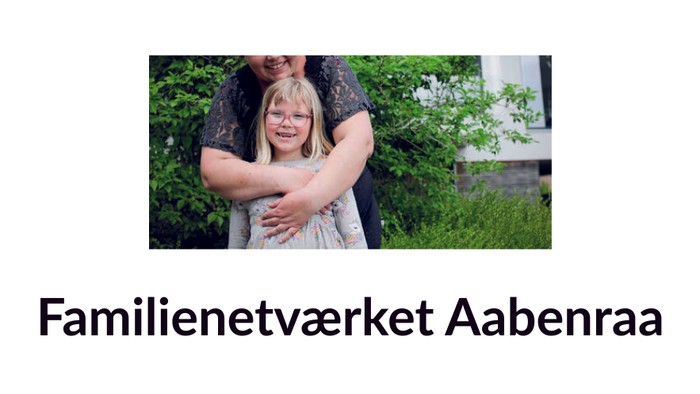 En mor og datter omfavner hinanden i en trækirkegård
