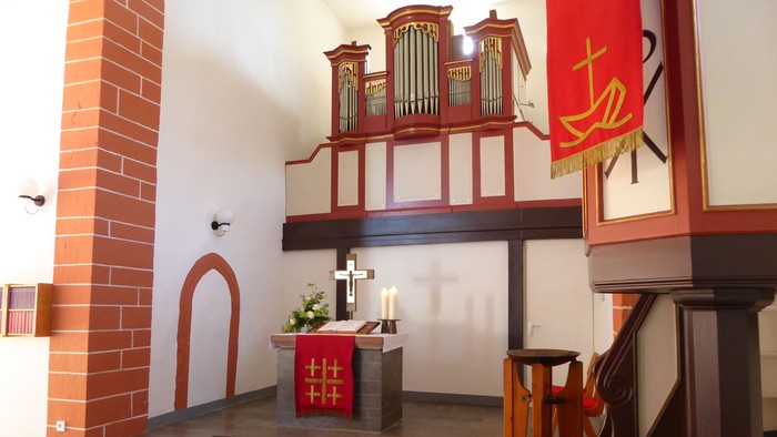 Die Kirche mit Altar, Kanzel und Orgel.
