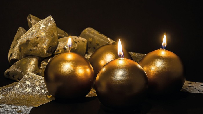 Gulde lys og glitrende papir på mørk baggrund