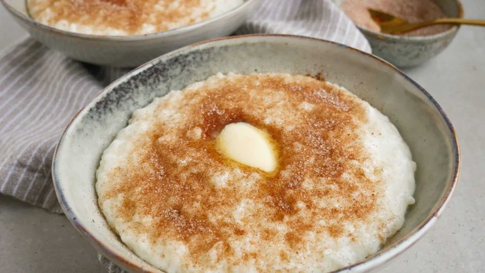 To skåle grød med smør og kanel, ske i nærheden.